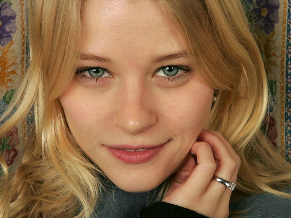 Emilie de Ravin 04