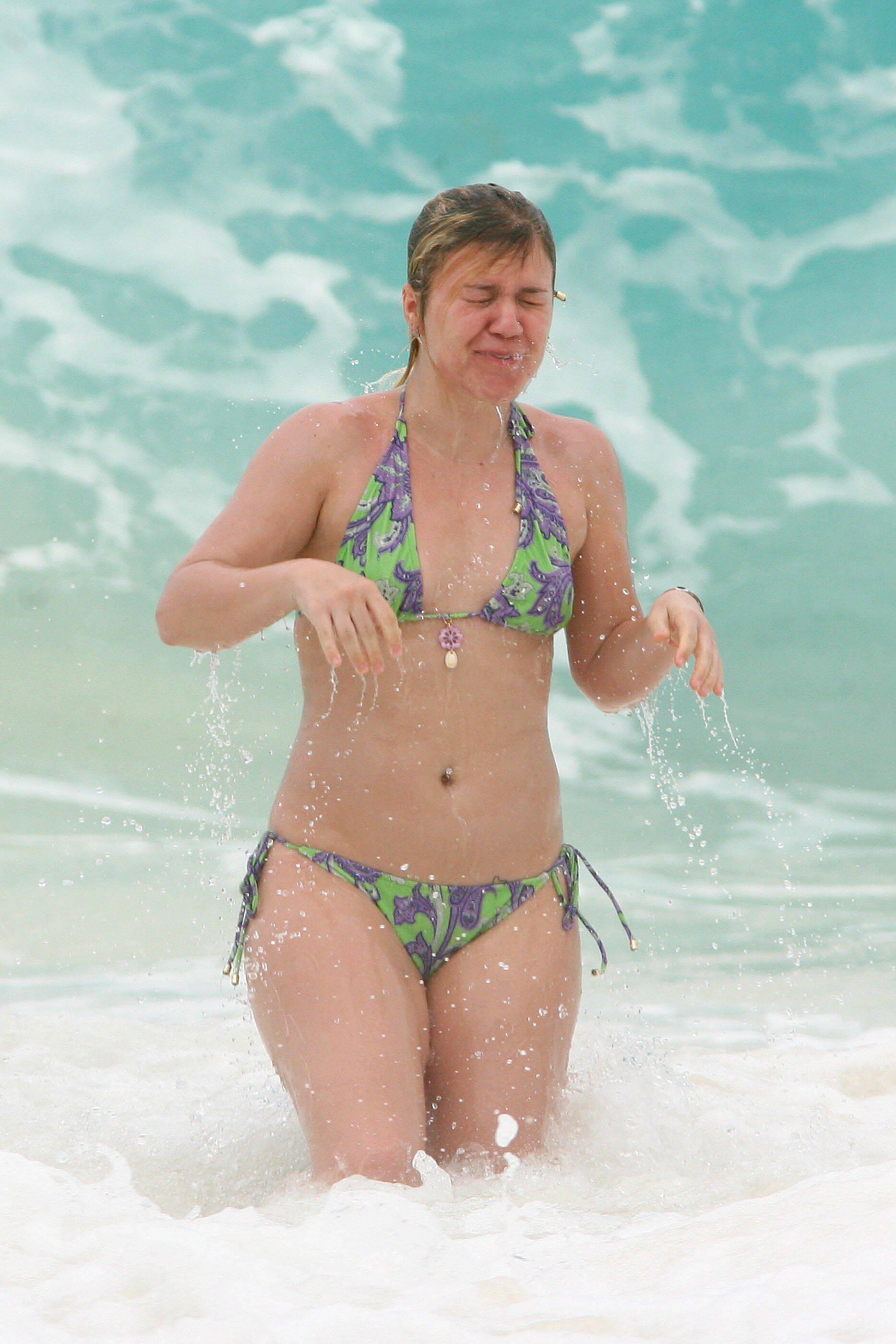 Kelly clarkson in bikini